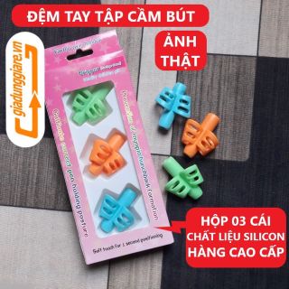 ￼Hộp 03 KÊ TAY silicon PENCIL GRIPS đệm tay xỏ ngón định vị cho bé cầm bút tập viết đúng cách (Hàng chính hãng nguyên bộ) giá sỉ