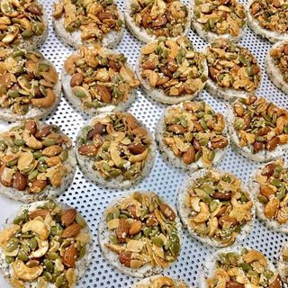 Bánh nổ gạo lứt mix hạt dinh dưỡng (1kg = 4 hũ)