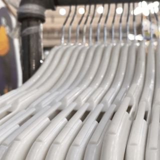 Móc nhựa trắng treo quần áo nv38-nv41