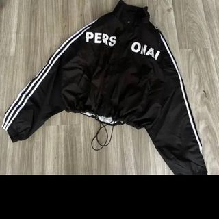 Áo khoác dù lửng nữ croptop phối sọc in chữ PERSONAL unisex.