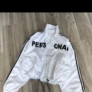 Áo khoác dù lửng nữ croptop phối sọc in chữ PERSONAL unisex.