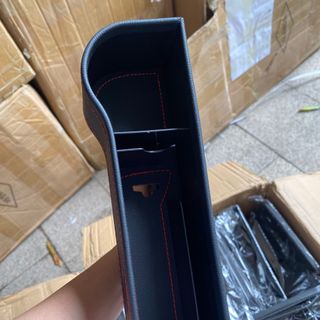 GIÁ ĐỂ ĐỒ CHÈN KHE GHẾ Ô TÔ DA