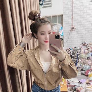 Áo khoác nhung tăm kiểu cánh dơi, nón rộng dây kéo khoen tròn.