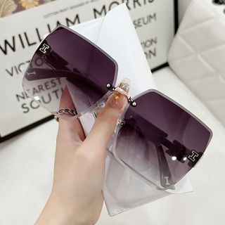 Kính mát nữ gọng chữ H