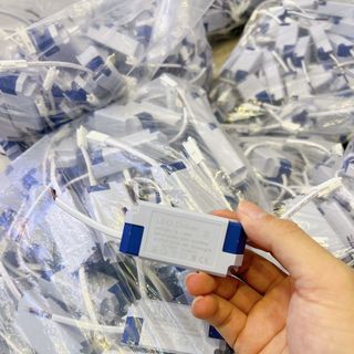 Đèn âm trần đế mỏng viền vàng 12W 3 màu nguồn cách ly chống loạn màu