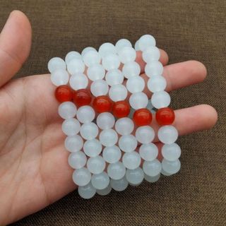 Chuỗi đeo tay phong thủy đá trắng 10ly mix hạt màu đỏ