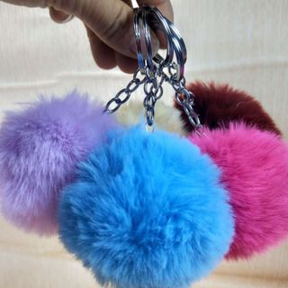 Móc khóa mẫu cục bông có nhiều màu sắc đẹp