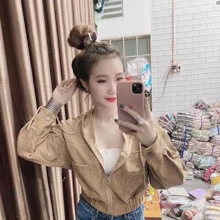 Áo khoác nhung tăm kiểu cánh dơi, nón rộng dây kéo khoen tròn.