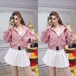Áo khoác nhung tăm kiểu cánh dơi, nón rộng dây kéo khoen tròn.