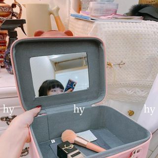 Cốp đựng mỹ phẩm có gương.