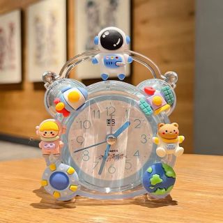 Đồng hồ báo thức có dán sticker.