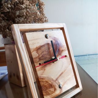 Đồng hồ để bàn từ gỗ Thông