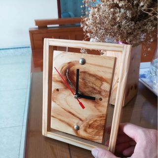 Đồng hồ để bàn từ gỗ Thông