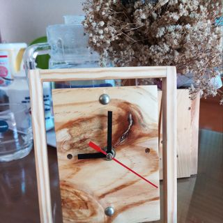 Đồng hồ để bàn từ gỗ Thông