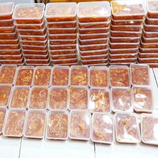 VÚ HEO ƯỚP CHAO TẶNG KÈM SỐT CHẤM - HỘP NHỰA 500G