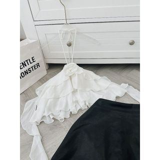 Set crop trắng cổ yếm tầng tag hoa chân váy da đen