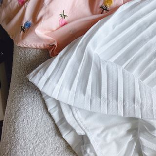 Set áo hoa hồng 2 dây nhún ngực + chân váy trắng xếp li