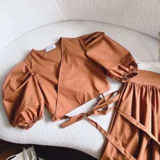 Set croptop nâu cổ v tay phồng chân váy midi xoè