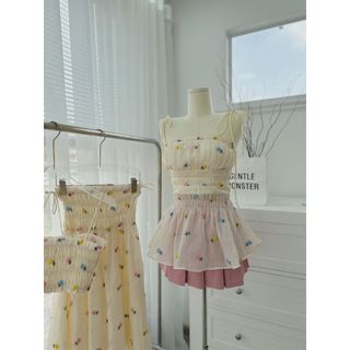 Set áo 2 dây nude thêu hoa cột vai chân váy hồng xếp ly
