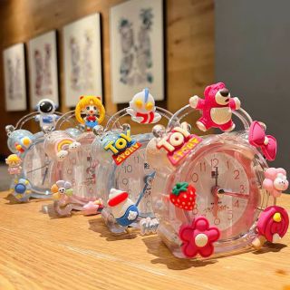 Đồng hồ báo thức có dán sticker.