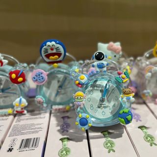 Đồng hồ báo thức có dán sticker.