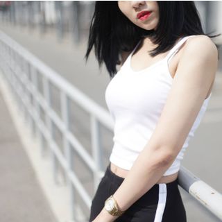 Áo croptop 2 dây tim form ôm body, co giãn thoải mái, thích hợp cho mùa hè.