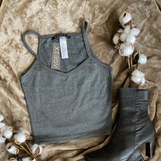 Áo croptop 2 dây tim form ôm body, co giãn thoải mái, thích hợp cho mùa hè.