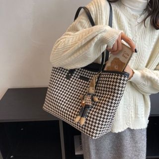 TÚI TOTE CÔNG SỞ KẺ HỌA TIẾT KÈM GẤU WH107 - WINNIE HOUSE