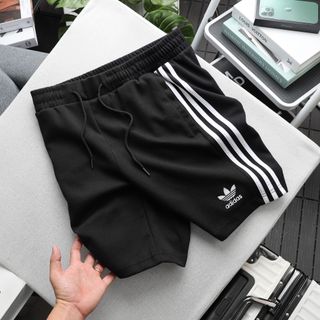 Quần short thun nam, quần đùi nam cao cấp, chất liệu thun cotton 4 chiều xịn mịn mát...3 sọc chạy bên sườn sắc nét. Logo Thêu nổi sắc nét - size từ 55kg - 85kg