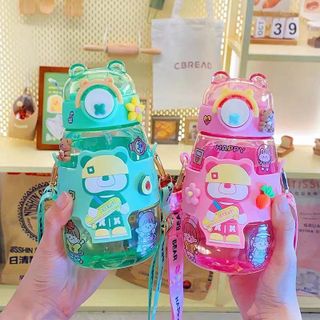 BÌNH NƯỚC GẤU ĐỘI MŨ 600ML MJ-6017(NHỰA - HỘP BEAR)