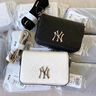 TÚI ĐEO CHÉO NAM NỮ MLB DA PHỐI LOGO N.Y DẬP NỔI WH215 - WINNIE HOUSE