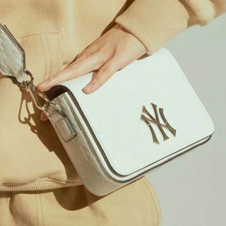 TÚI ĐEO CHÉO NAM NỮ MLB DA PHỐI LOGO N.Y DẬP NỔI WH215 - WINNIE HOUSE