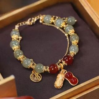 Vòng tay củ lạc may mắn hot trend