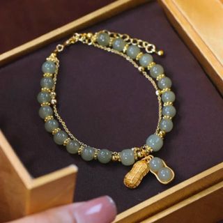 Vòng tay củ lạc may mắn hot trend