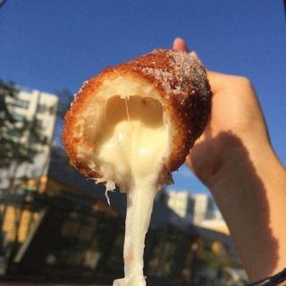 Bánh cuộn xúc xích phô mai Ohya bánh - gói 195g (3 cây)