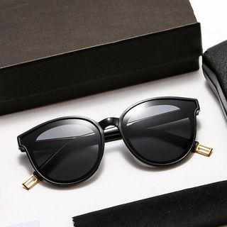 Kính mắt thời trang chữ V UNISEX cho cả nam và nữ