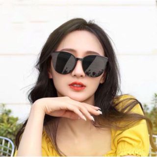 Kính mắt thời trang chữ V UNISEX cho cả nam và nữ