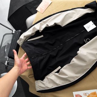 Áo khoác nam, áo khoác nam cao cấp, chất xịn, chống UV chính hãng xịn xò. Lớp lưới bên trong Kèm khe thông Hơi giúp tăng khả năng thoáng khí, không lo bí nóng. Logo Thêu xịn nét. Full khoá kéo kèm Túi 2 bên + túi trong tiện dụng - size từ 55kg - 85kg