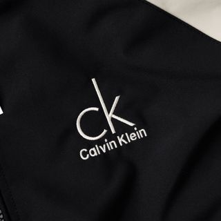 Áo khoác nam, áo khoác nam cao cấp, chất xịn, chống UV chính hãng xịn xò. Lớp lưới bên trong Kèm khe thông Hơi giúp tăng khả năng thoáng khí, không lo bí nóng. Logo Thêu xịn nét. Full khoá kéo kèm Túi 2 bên + túi trong tiện dụng - size từ 55kg - 85kg