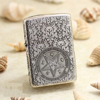 Bật Lửa ZIPPO Mỹ, Bật Lửa ZIPPO USA Hình QUỶ SANTAN Màu Bạc Cổ Điển Xài Xăng Có Tem Đỏ