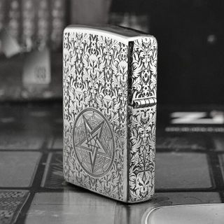 Bật Lửa ZIPPO Mỹ, Bật Lửa ZIPPO USA Hình QUỶ SANTAN Màu Bạc Cổ Điển Xài Xăng Có Tem Đỏ