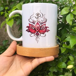 Ly Om Mani Padme Hum cầu nguyện mỗi ngày bằng sứ+ lót ly gỗ tầng bì Decor Home An