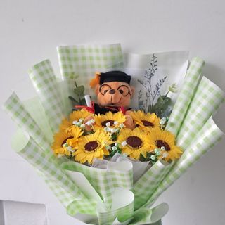 [hcm] Bó hoa tốt nghiệp gồm 7 bông hướng dương bằng sáp kèm gấu cao 20cm, bó hoa hướng dương, bó hoa tốt nghiệp giá rẻ