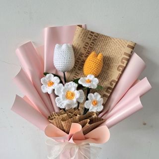 Bó hoa Tulips kết hợp với hoa cúc trắng được móc bằng len, bó hoa len, bó hoa handmade