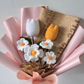 Bó hoa Tulips kết hợp với hoa cúc trắng được móc bằng len, bó hoa len, bó hoa handmade