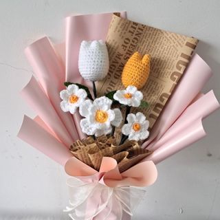 Bó hoa Tulips kết hợp với hoa cúc trắng được móc bằng len, bó hoa len, bó hoa handmade