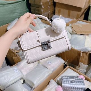 Túi xách quảng châu Quai Xách Kèm Cục Bông - 01B2993 (Chuyên sỉ túi xách sll, balo, ví, thắt lưng, túi Laptop)