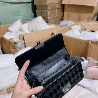Túi xách quảng châu Quai Xách Kèm Cục Bông - 01B2993 (Chuyên sỉ túi xách sll, balo, ví, thắt lưng, túi Laptop)