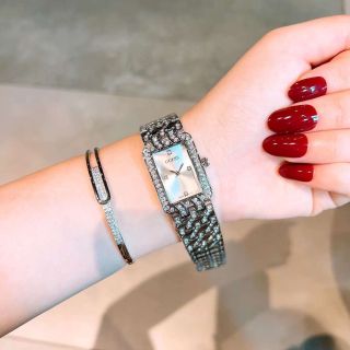 Đồng hồ guessvs vuông mẫu nới