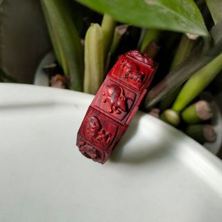 VÒNG TAY GỖ TRẮC CHẠM DÀNH CHO NAM.